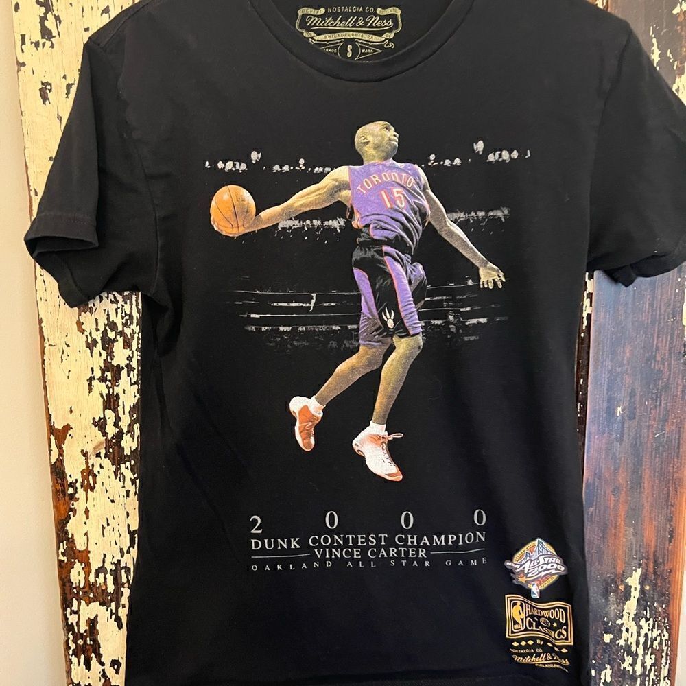 Awesome men’s Vince Carter Toronto Raptors All-Star Dunk Tee. Size small.